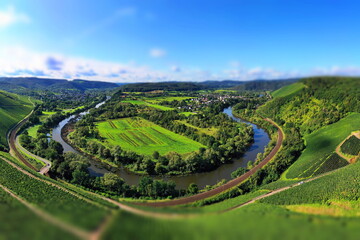 Wiltinger Saarbogen. Der Fluss windet sich durch das Tal und ist von Weinbergen und grünen...