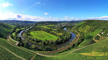 Wiltinger Saarbogen. Der Fluss windet sich durch das Tal und ist von Weinbergen und grünen Wäldern umgeben. Kanzem, Rheinland-Pfalz, Deutschland.