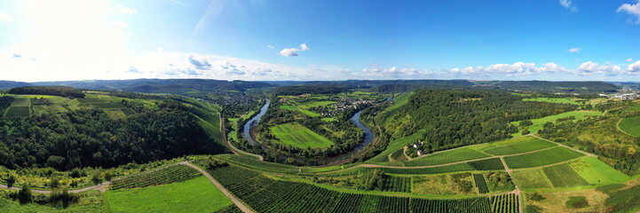 Fototapeta na wymiar Wiltinger Saarbogen. Der Fluss windet sich durch das Tal und ist von Weinbergen und grünen Wäldern umgeben. Kanzem, Rheinland-Pfalz, Deutschland.