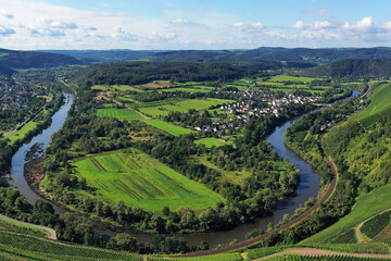 Wiltinger Saarbogen. Der Fluss windet sich durch das Tal und ist von Weinbergen und grünen...