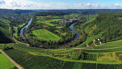 Wiltinger Saarbogen. Der Fluss windet sich durch das Tal und ist von Weinbergen und grünen Wäldern umgeben. Kanzem, Rheinland-Pfalz, Deutschland.