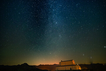 Nuit étoilée sur le plateau de la Madone d'Utelle dans les Alpes du Sud de la France avec la voie lactée et le ciel profond