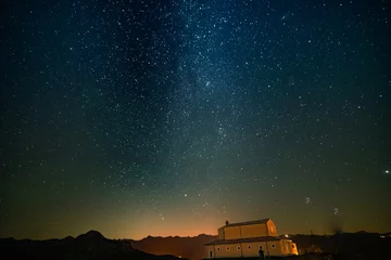 Abwaschbare Fototapete Bereich Nuit étoilée sur le plateau de la Madone d'Utelle dans les Alpes du Sud de la France avec la voie lactée et le ciel profond