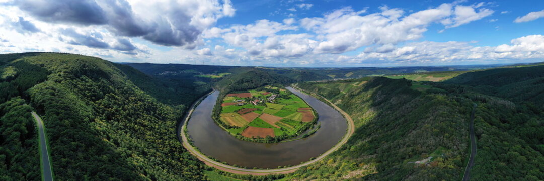 Flussschleife der Saar. Der Fluss windet sich durch das Tal und ist von gr&uuml;nen H&uuml;geln und W&auml;ldern umgeben. Serrig, Kastel-Staadt, Taben-Rodt, Rheinland-Pfalz, Deutschland.