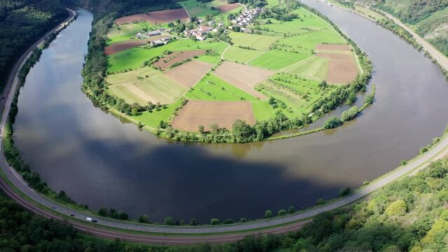 Flussschleife der Saar. Der Fluss windet sich durch das Tal und ist von gr&uuml;nen H&uuml;geln und W&auml;ldern umgeben. Serrig, Kastel-Staadt, Taben-Rodt, Rheinland-Pfalz, Deutschland.