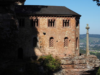Klause bei Kastel-Staadt mit Felskapelle und Grabkapelle - auf einem Plateau gegenüber von Serrig...