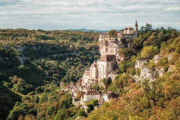 Wandcirkels tuinposter Perched on a cliff above a tributary of the Dordogne river, Rocamadour, a commune in the Lot region of France, dates back to the middle ages. It has been a centre of pilgrimage since the 15th century  © Jon Ingall