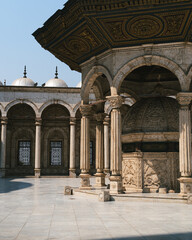 Obraz premium Interior of the courtyard of the Glass Mosque in the ancient city of Cairo, Egypt. Courtyard without people or tourists, with the porticos and the fountain of the circular ablation. Closeup shot.