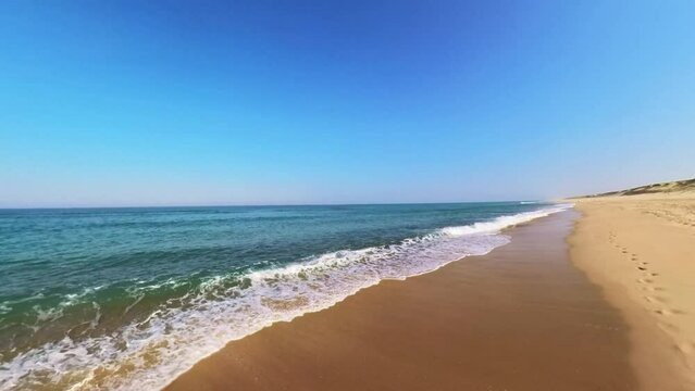 wundersch&ouml;ner einsamer menschenleerer Sandstrand, Horizont, Brandung, Wellen, Fu&szlig;spuren
