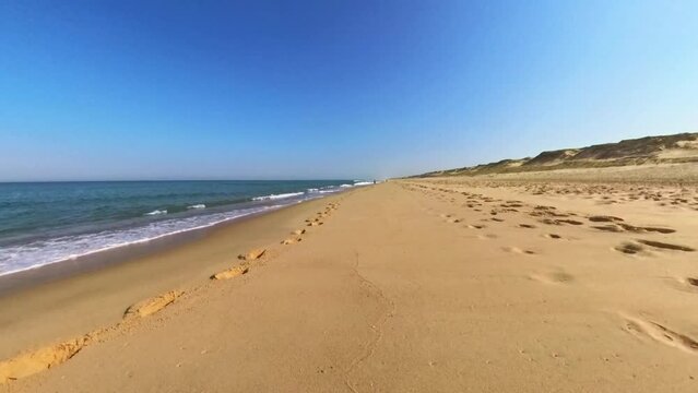 Fu&szlig;spuren an wundersch&ouml;nem einsamen menschenleerer Sandstrand, Horizont, Brandung, Wellen