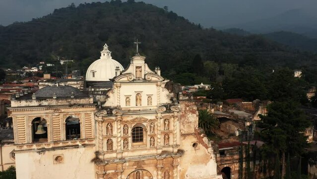 Templo iglesia del Santo Hermano Pedro de Antigua Guatemala fachada vieja antigua en centroamerica latinoamerica en el centro de la ciudad en las calles y plaza central templo iglesia parroquia