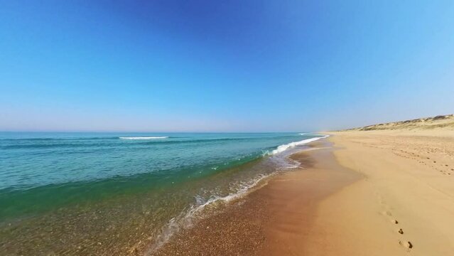 wundersch&ouml;ner einsamer menschenleerer Sandstrand, Horizont, Brandung, Wellen, Fu&szlig;spuren