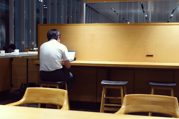 カフェでノートパソコンを出して仕事をしている男性