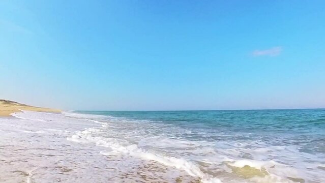 wundersch&ouml;ner einsamer menschenleerer Sandstrand, Horizont, Brandung, Wellen, Fu&szlig;spuren