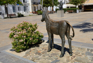 Memorial sculpture of donkey Platero - 649404519