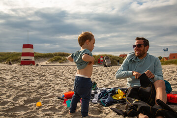 Papa und Sohn am Strand - obrazy, fototapety, plakaty