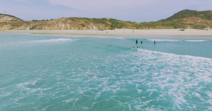 Personas surfeando. Vista de dron 4k