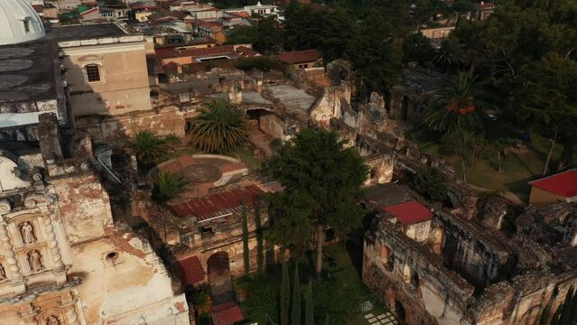 Convento en ruinas del Santo Hermano Pedro en La ciudad Antigua Guatemala Centroamerica latinoam&eacute;rica en el centro de la ciudad en la plaza central edificios y casas antiguas construcciones viejas