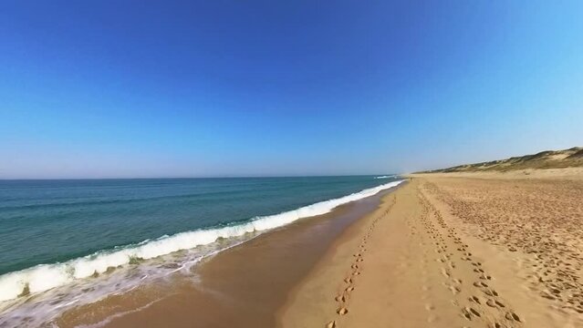 wundersch&ouml;ner einsamer menschenleerer Sandstrand, Horizont, Brandung, Wellen, Fu&szlig;spuren