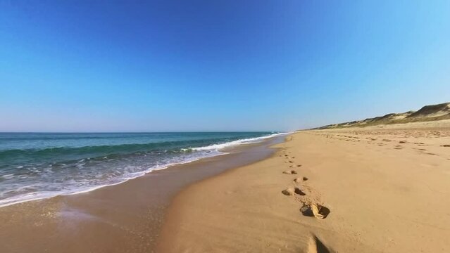 Fu&szlig;spuren an wundersch&ouml;nem einsamen menschenleerer Sandstrand, Horizont, Brandung, Wellen