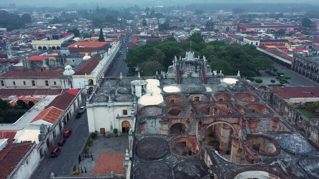 Ruinas de Catedral en la ciudad antigua Guatemala Centroamerica Plaza Central historia y tradicion estilo colonial con arcos y columnas edificio viejo y abandonado