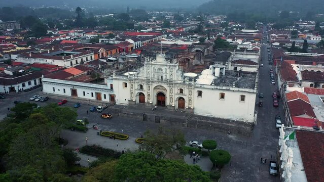 Plaza Central de la ciudad antigua Guatemala Centroamerica latinoamerica con catedral en ruinas al fondo tradici&oacute;n y cultura edificio plaza de gobierno pueblo poblado blanco en el centro de la ciudad