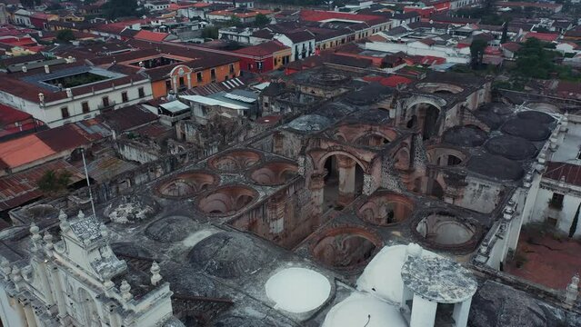 Ruinas de Catedral en ciudad Antigua de Guatemala  museo de arte cultura y tradici&oacute;n antigua arquitectura en pueblo en el centro r&uacute;stica construcci&oacute;n edificio viejo