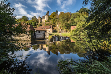 Savignac-Lédrier (Dordogne, France) - Vue de la forge au bord de l4auvézère avec le château dominant la vallée en arrière plan - obrazy, fototapety, plakaty