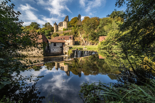 Savignac-L&eacute;drier (Dordogne, France) - Vue de la forge au bord de l4auv&eacute;z&egrave;re avec le ch&acirc;teau dominant la vall&eacute;e en arri&egrave;re plan