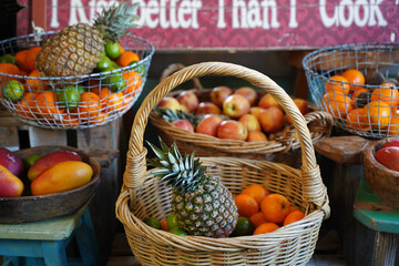 Panier de fruits : Ananas, clémentines, pommes, citrons verts