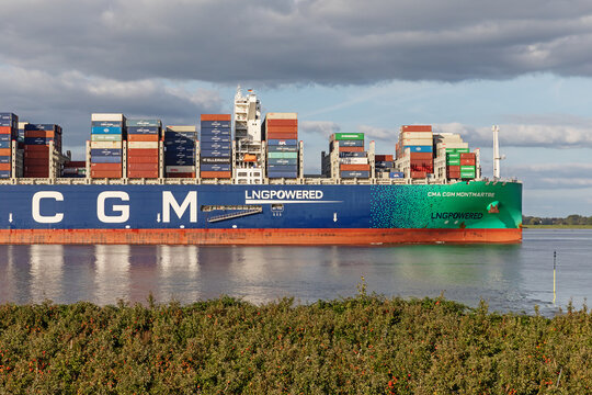 Der Containerriese CMA CGM Montmarte auf der Elbe auf dem Weg nach Hamburg. Das Schiff wird mit Fl&uuml;ssigerdgas (LNG) angetrieben. Gr&uuml;nendeich, Niedersachsen, Deutschland am 14. September 2023.