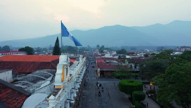 Bandera nacional de Guatemala Centroamerica ondeando en museo en la ciudad en el palacio de gobierno contrucci&oacute;n antigua tradicional en plaza central