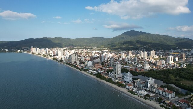 Imagens a&eacute;reas da Praia de Pereque na cidade de Porto Belo Santa Catarina.