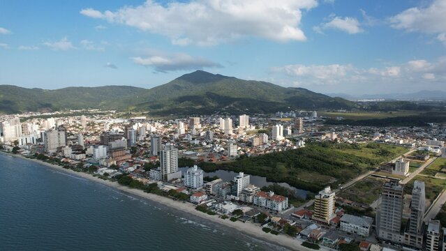 Imagens aéreas da Praia de Pereque na cidade de Porto Belo Santa Catarina.