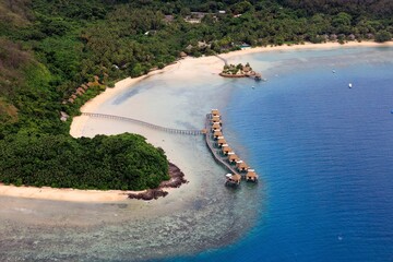 aerial view of fiji resort on the ocean - obrazy, fototapety, plakaty