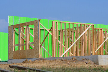 Obraz premium frame of a plywood house against a blue sky
