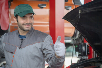 The mechanic inspects the condition of the car's engine room.
