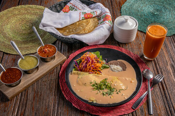 omelette de huevo especial, con calabacita, elote, panela y espinacas en salsa cremosa de jitomate