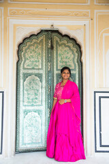 Obraz premium Indian young woman at city palace Jaipur in Rajasthan state, India