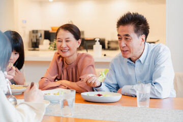 Fototapeta premium みんなでごはんを食べる大家族