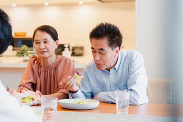 みんなでごはんを食べる大家族