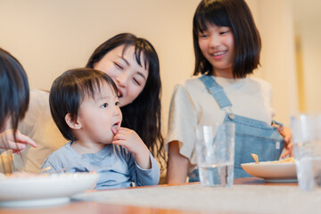 みんなでごはんを食べる大家族