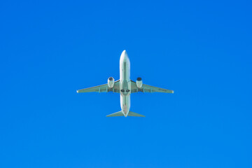 青空と離陸する飛行機