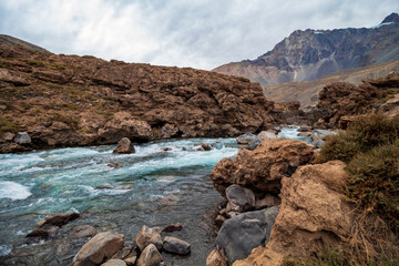 Fototapeta na wymiar rio azul de Cajón del Maipo e Embalse El Yeso, Chile cordilheira dos Andes, Santiago, Chile