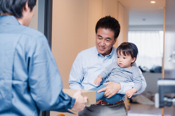 Obraz premium 宅配便を受け取る赤ちゃん