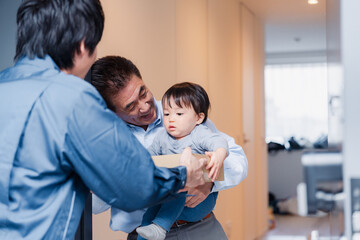 宅配便を受け取る赤ちゃん