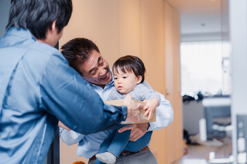 宅配便を受け取る赤ちゃん