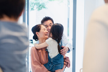 孫たちの家を訪問する祖父母