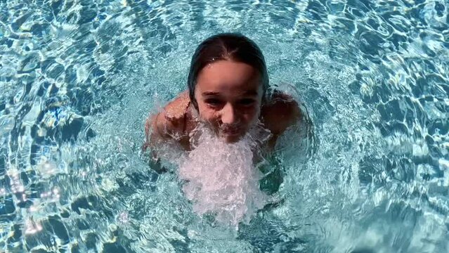 Emersione dalla piscina con sorriso
