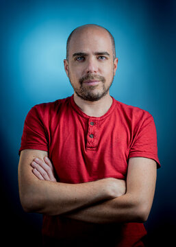 Hombre Sonriendo, Playera Roja De Vestimenta Casual, Cruzado De Brazos